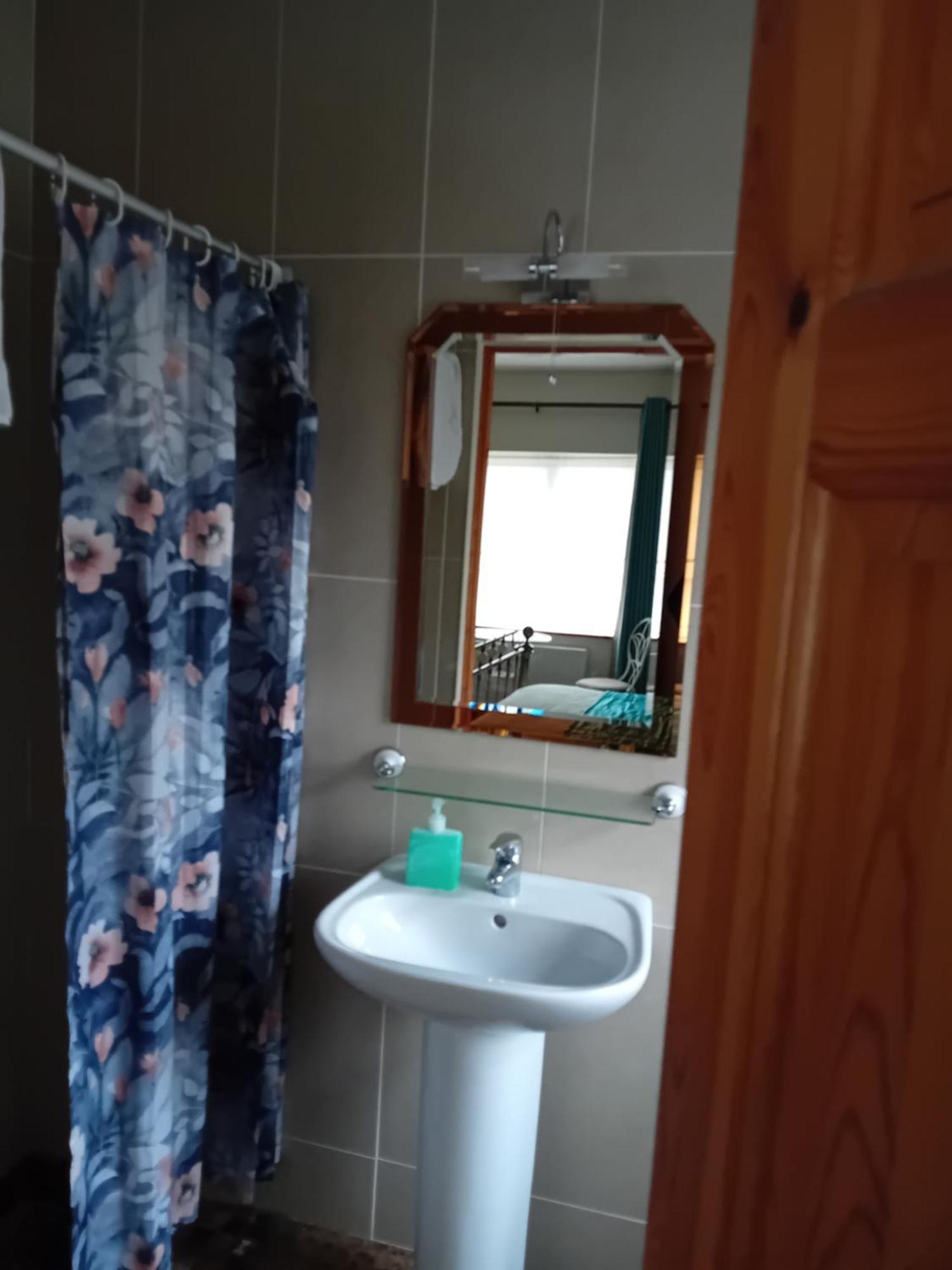 Golden Rose House Bed & Breakfast Knock  Bagian luar foto