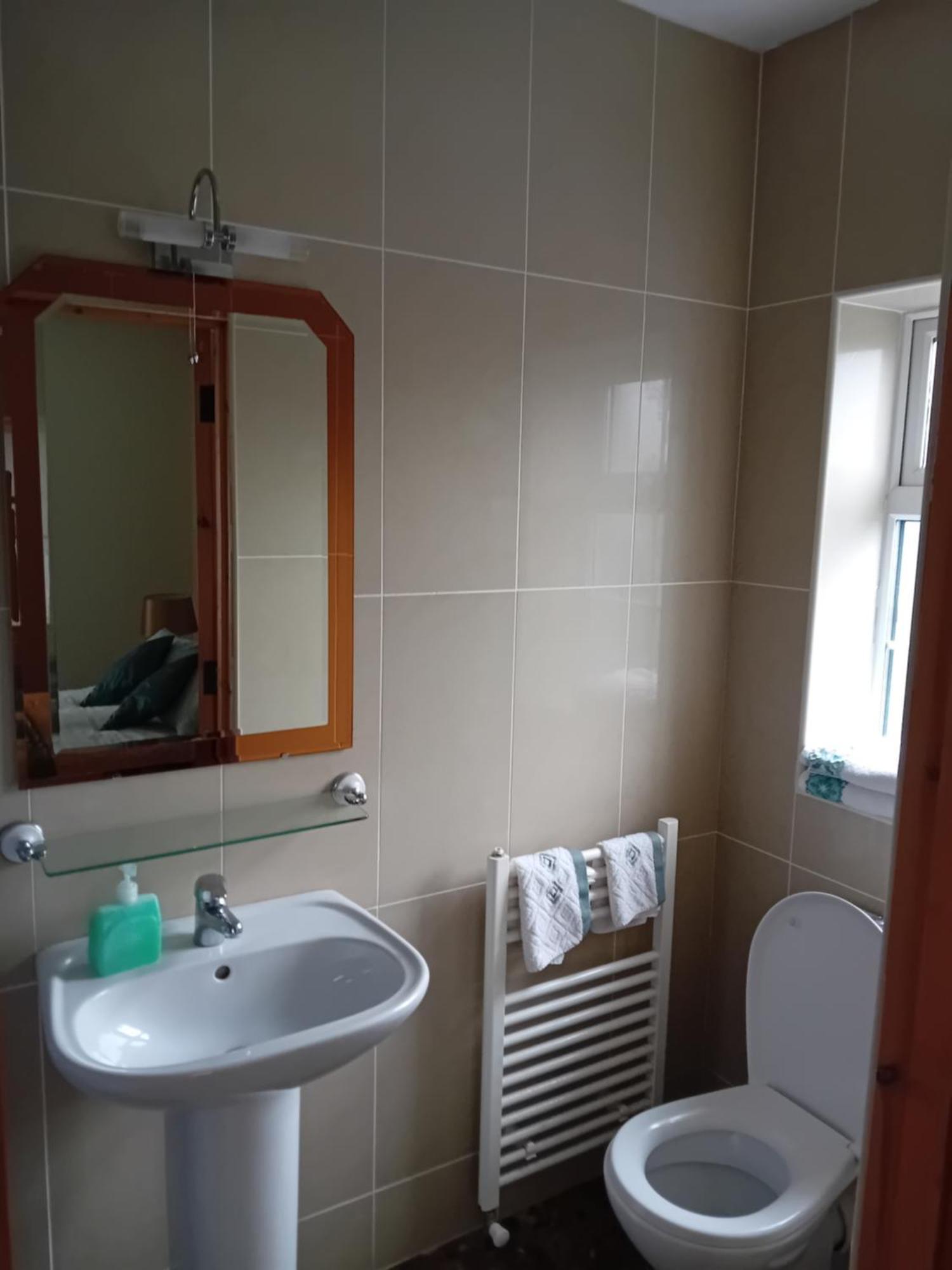 Golden Rose House Bed & Breakfast Knock  Bagian luar foto